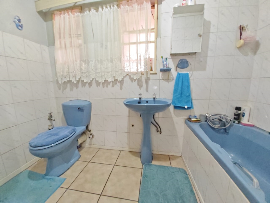 5 Bedroom Property for Sale in Generaal De Wet Free State